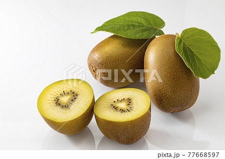 葉を添えたゴールデンキュウイと輪切りのキュウイ 77668597