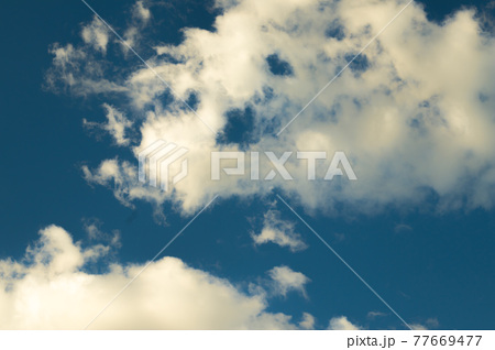 オールドレンズ風な色調の空と雲のイメージ画像の写真素材