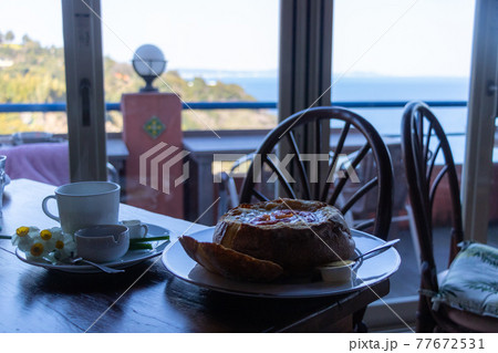 海沿いの崖の上にある景色の良いカフェ 海沿いの崖の上にある景色の良いカフェ 77672531
