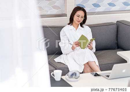 ワーケーション　気分転換　読書 77673403