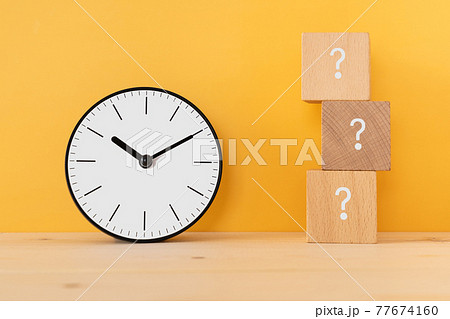 時間、時刻|時計とハテナマークの積み木 時間、時刻|時計とハテナマークの積み木 77674160