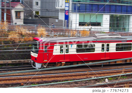 横浜駅近くを往来する京急電鉄 77674273