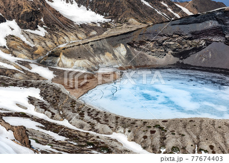宮城蔵王のお釜 氷結した火口湖五色沼と五色岳 77674403