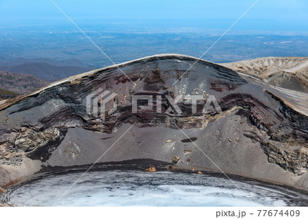 宮城蔵王のお釜 氷結した火口湖五色沼と五色岳 77674409