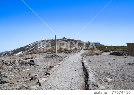 残雪の蔵王刈田岳と登山道 77674410