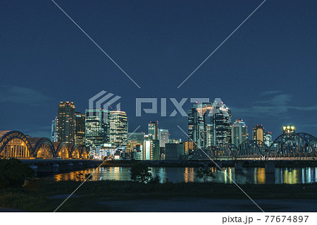 淀川河川敷から見た大阪駅周辺高層ビル群 都市景観 夜景 淀川河川敷から見た大阪駅周辺高層ビル群 都市景観 夜景 77674897