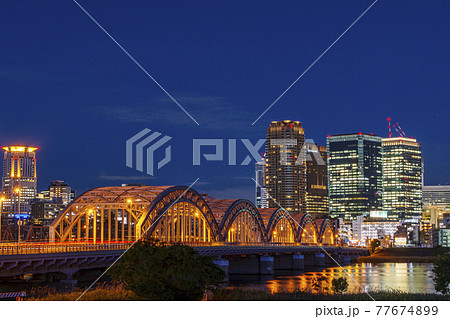 淀川河川敷から見た大阪駅周辺高層ビル群 都市景観　夜景 77674899