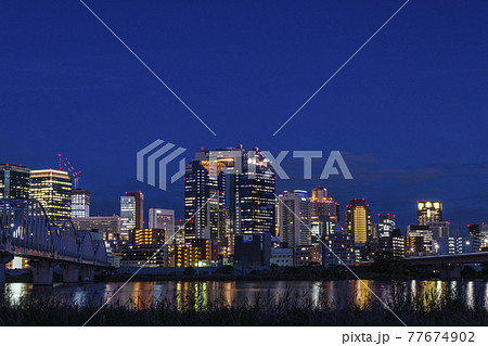 淀川河川敷から見た大阪駅周辺高層ビル群 都市景観　夜景 77674902