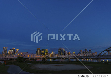 淀川河川敷から見た大阪駅周辺高層ビル群 都市景観 夜景 淀川河川敷から見た大阪駅周辺高層ビル群 都市景観 夜景 77674907