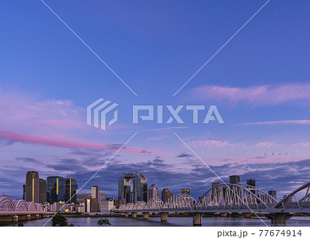 淀川河川敷から見た大阪駅周辺高層ビル群 都市景観　夕景 77674914
