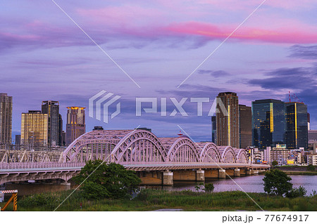 淀川河川敷から見た大阪駅周辺高層ビル群 都市景観　夕方 77674917