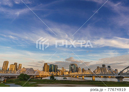 淀川河川敷から見た大阪駅周辺高層ビル群 都市景観 夕方 淀川河川敷から見た大阪駅周辺高層ビル群 都市景観 夕方 77674919