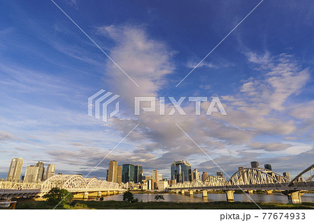 淀川河川敷から見た大阪駅周辺高層ビル群 都市景観　夕方 77674933