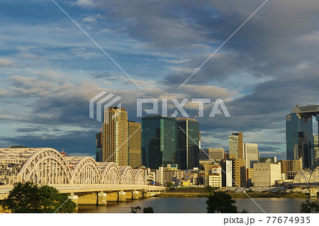 淀川河川敷から見た大阪駅周辺高層ビル群 都市景観　夕方 77674935