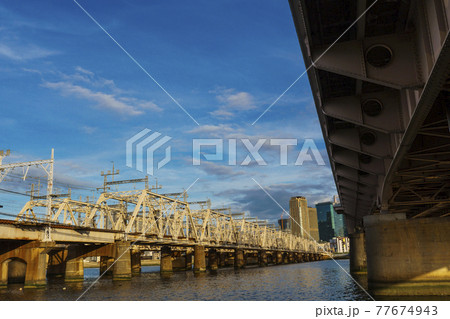 十三大橋　橋桁を下から見る　【大阪市淀川区】 77674943