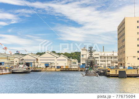 [神奈川・横須賀] ピュアラップ型曳船と海上自衛隊のそうりゅう型潜水艦とえんしゅう型多用途支援艦。 77675004