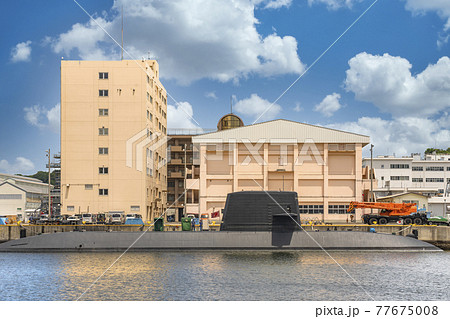 [神奈川・横須賀] 海上自衛隊第2潜水隊群司令部の前に停泊中の潜水艦たかしおss-571。 77675008