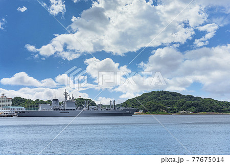 [神奈川・横須賀] 夏の青い空の下に横須賀海軍施設で停泊中の補給艦ましゅう。 77675014