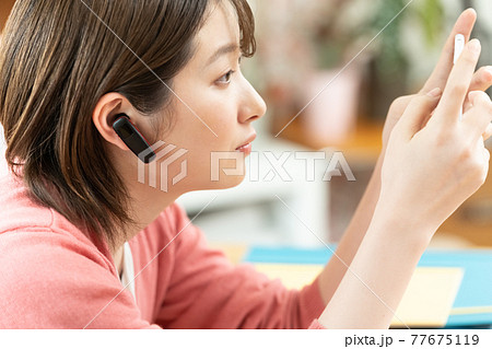 スマートフォンを見る若い女性 77675119