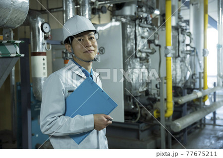 工場を点検する作業員男性 工場を点検する作業員男性 77675211