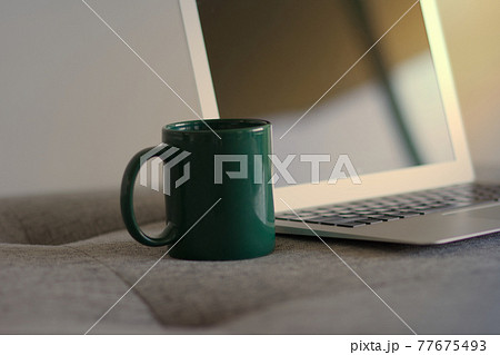 パソコンとマグカップ パソコンとマグカップ 77675493