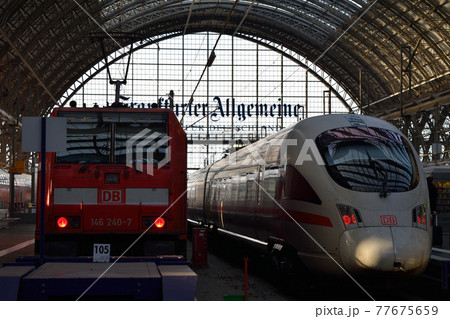 フランクフルト中央駅に停車するICEと電気機関車(ドイツ) フランクフルト中央駅に停車するICEと電気機関車(ドイツ) 77675659