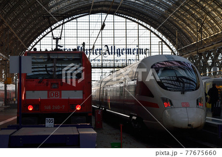 ICEと電気機関車(ドイツ・フランクフルト中央駅) ICEと電気機関車(ドイツ・フランクフルト中央駅) 77675660