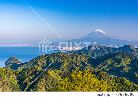 （静岡県）新緑の沼津アルプスと富士山 77676696