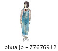 眼鏡をかけた女性の立ち姿 77676912
