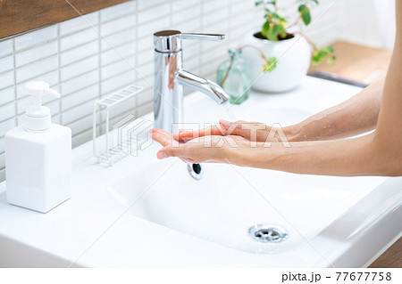 手洗いをするミドル女性 77677758