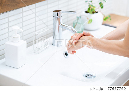 手洗いをするミドル女性 77677760