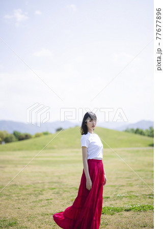公園を散策する女性 77677896
