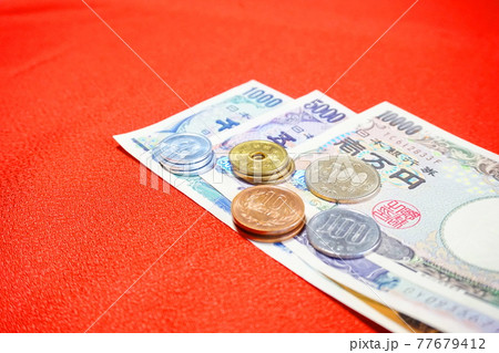 お金、日本円、現金、紙幣と硬貨 お金、日本円、現金、紙幣と硬貨 77679412