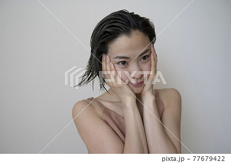 濡れ髪の女性のポートレート 77679422