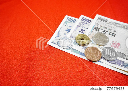 お金、日本円、現金、紙幣と硬貨 お金、日本円、現金、紙幣と硬貨 77679423