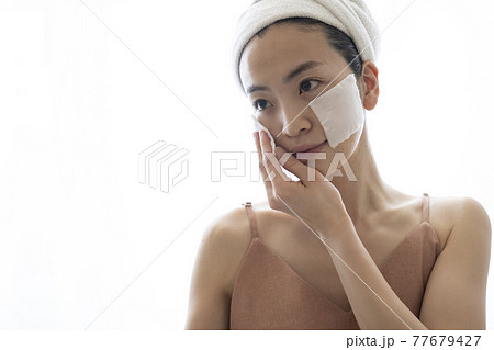 コットンパックをする女性 コットンパックをする女性 77679427