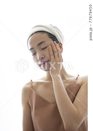 スキンケアをする女性 77679450