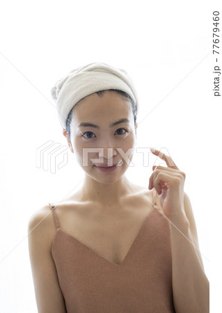 スキンケアをする女性 スキンケアをする女性 77679460