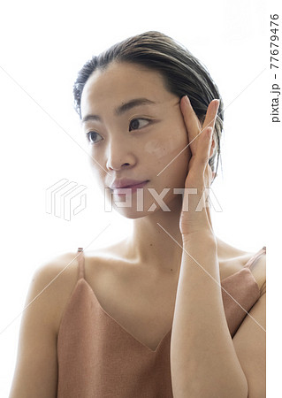 メイクをする女性 77679476