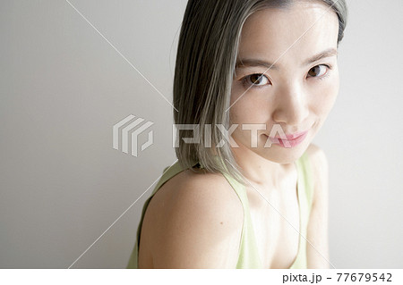 アッシュ系ヘアカラーの女性 77679542