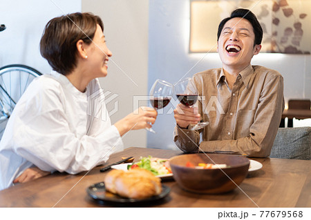 ワインを飲むカップル 77679568