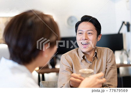 日本酒で乾杯するカップル 77679569