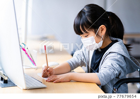自宅でオンライン学習をする女の子 自宅でオンライン学習をする女の子 77679654