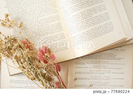 ドライフラワーと古い外国の書籍 ドライフラワーと古い外国の書籍 77680224