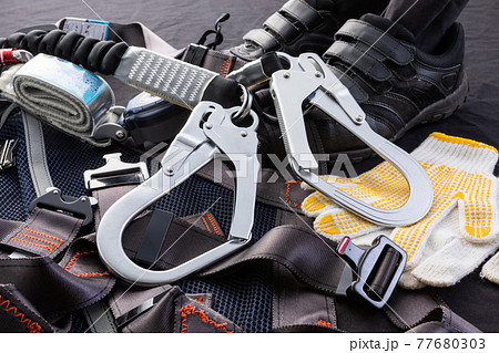 ランヤードのフック　フルハーネス　安全靴　軍手 77680303