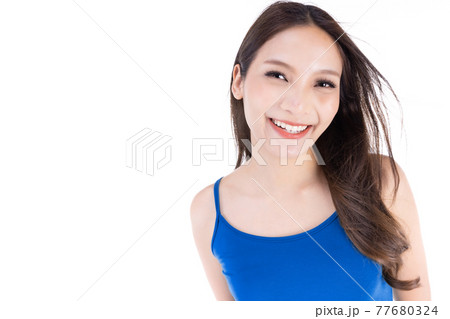 Portrait of asian mmiling woman isolated on white background. Close-up of young Asian beautiful woman with copy space. 77680324