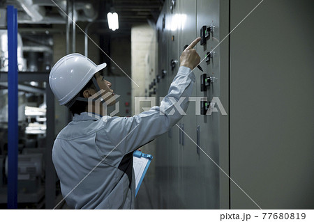 工場を点検する作業員男性　指差し確認 77680819