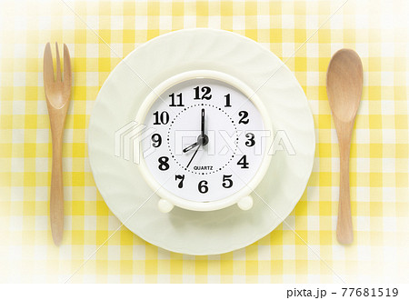 8時の食事　時計　食事時間　テーブルウェア　朝ごはん　夕飯 77681519