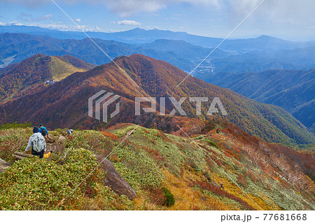 秋の谷川岳 天狗の留り場付近から南東側(天神峠,天神平,赤城山など)方面 77681668