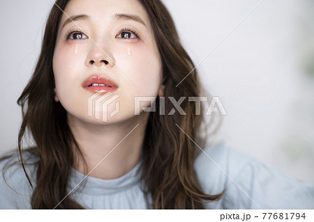泣いている女性　涙 77681794